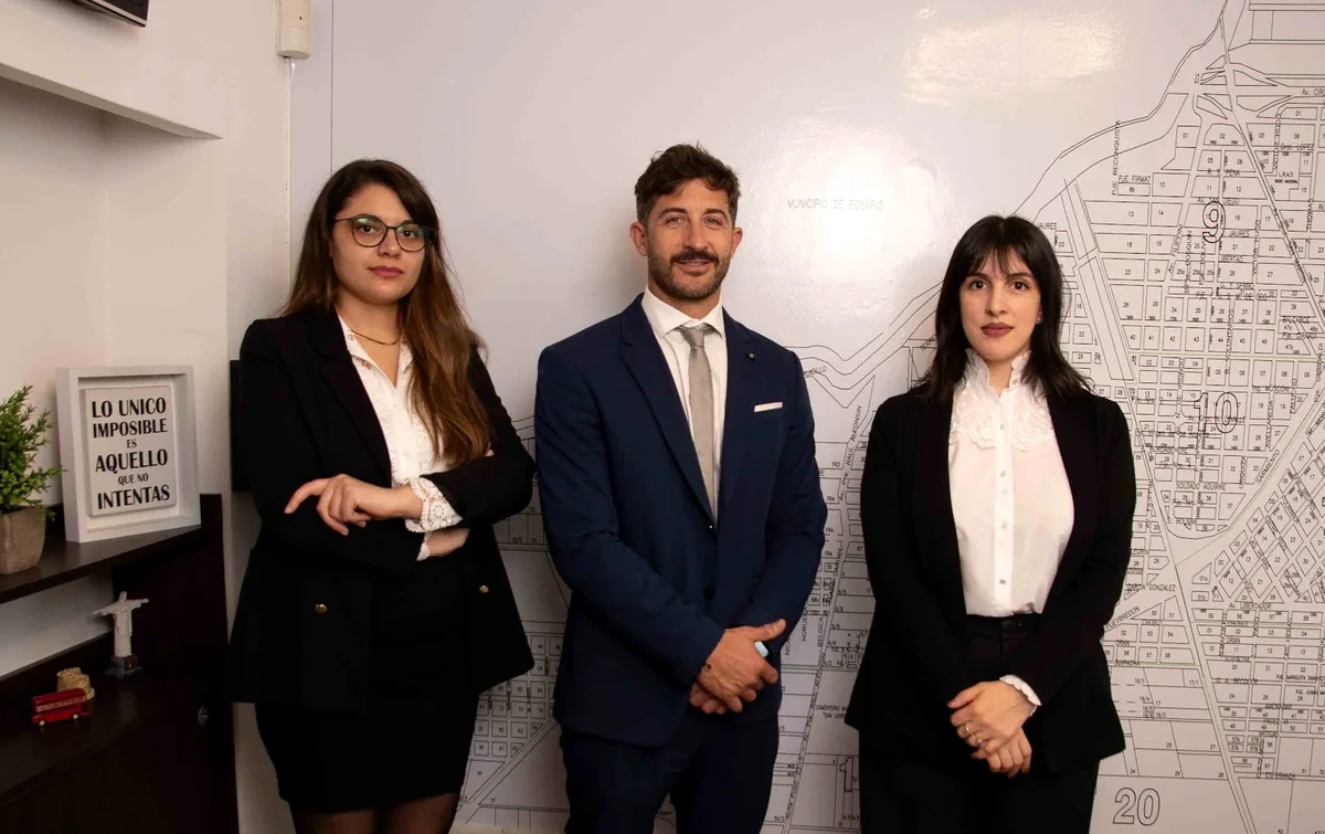 Fernando David Solari, Dana Evelyn Cupertino, Mercedes Dorado, el equipo de abogados de Solari Servicios Jurídicos en su estudio de Villa Gobernador Gálvez