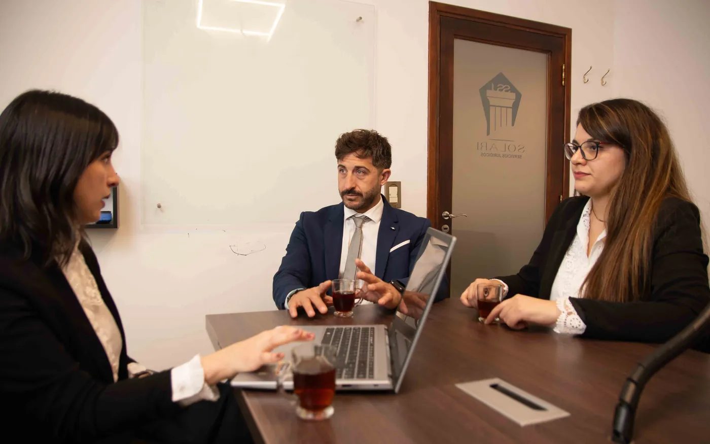 Sala de reuniones del estudio en Villa Gobernador Gálvez, con el equipo trabajando